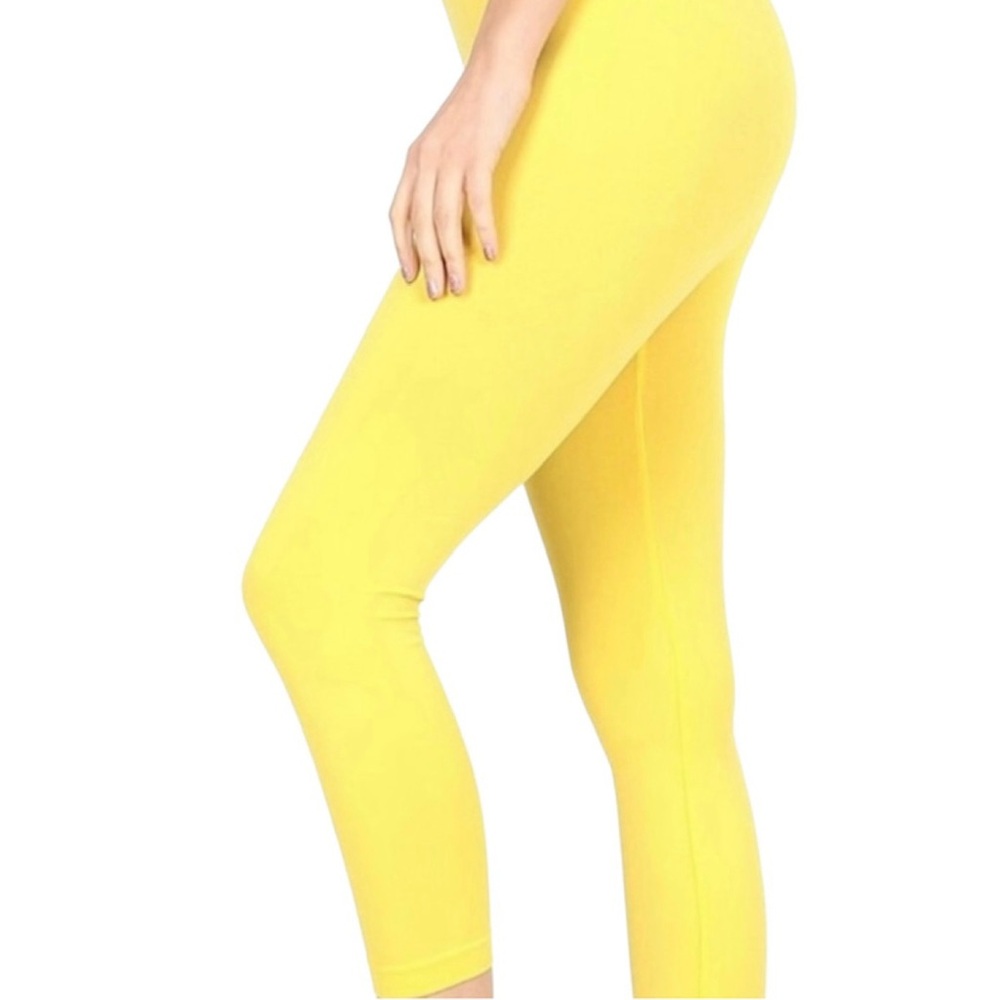 Zenana Outfitters Yellow Seamless Classic Capris Leggings (NWT) (Size: L/XL)